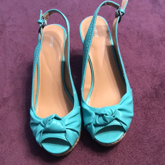 Shoes - Picture 2 of 7